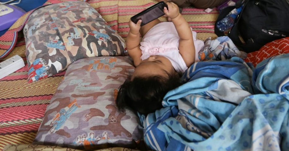 zdjęcie: Dzieci uspokajane „cyfrowymi smoczkami” nie uczą się regulować emocji / fot. PAP