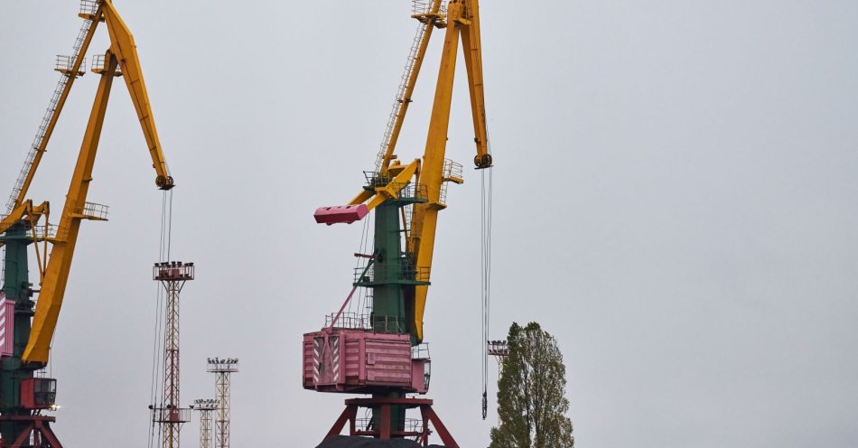 zdjęcie: Dźwig stoczniowy z wyspy Ostrów wpadł do kanału portowego / v26510042
