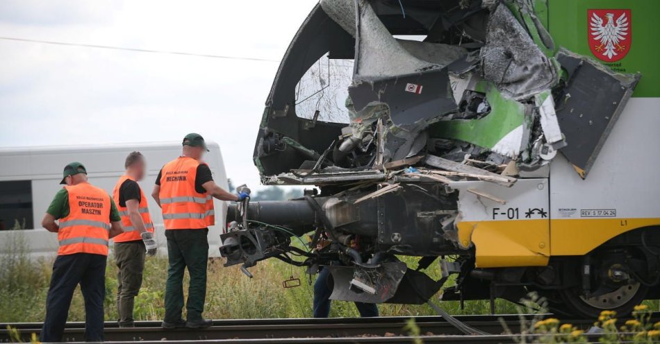 zdjęcie: Śledztwo w sprawie zderzenia ciężarówki z pociągiem w Ołtarzewie / fot. PAP