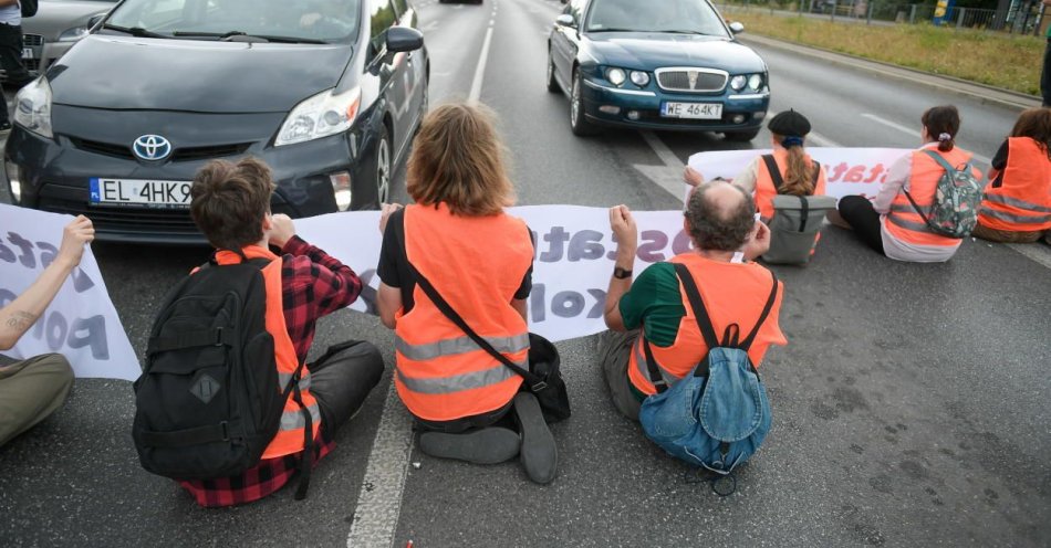 zdjęcie: Aktywiści Ostatniego Pokolenia zablokowali al. Wilanowską / fot. PAP