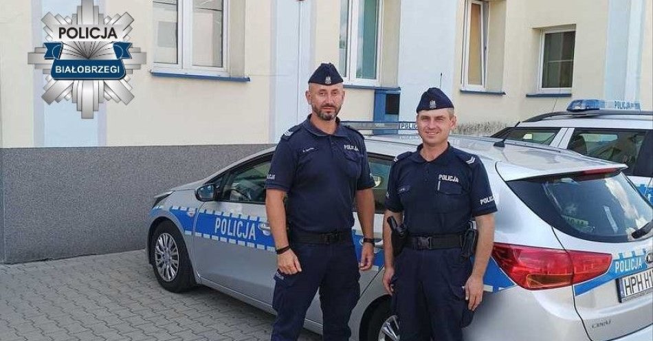 zdjęcie: Białobrzescy policjanci uratowali życie mężczyźnie, który wpadł do oczka wodnego / fot. KPP w Białobrzegach