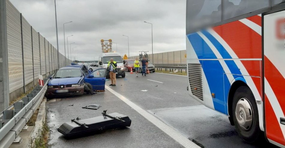 zdjęcie: Autobus zderzył się za samochodem osobowym na S3, cztery osoby poszkodowane / fot. PAP