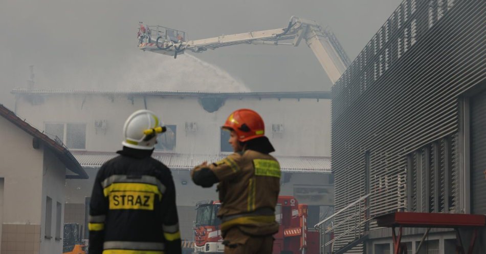 zdjęcie: Pożar hal produkcyjnych w Malcu opanowany; trwa dogaszanie / fot. PAP