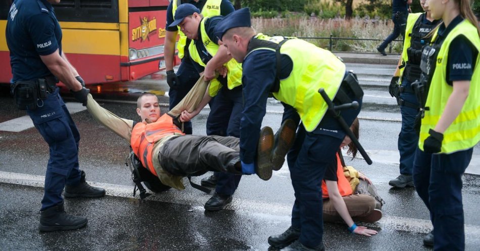 zdjęcie: Aktywiści z Ostatniego Pokolenia blokowali centrum Warszawy, interweniowała policja / fot. PAP