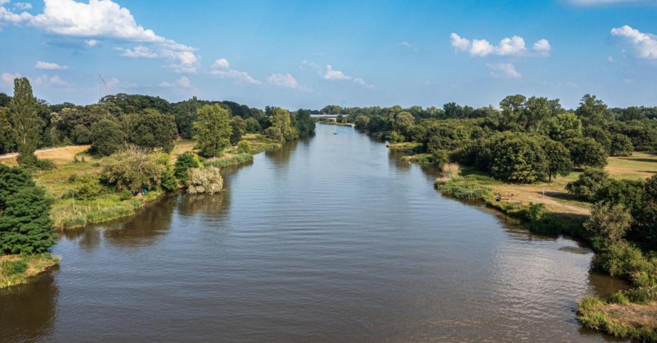 zdjęcie: Naukowcy zbierają dane dot. jakości wód w rzekach i jeziorach / fot. PAP