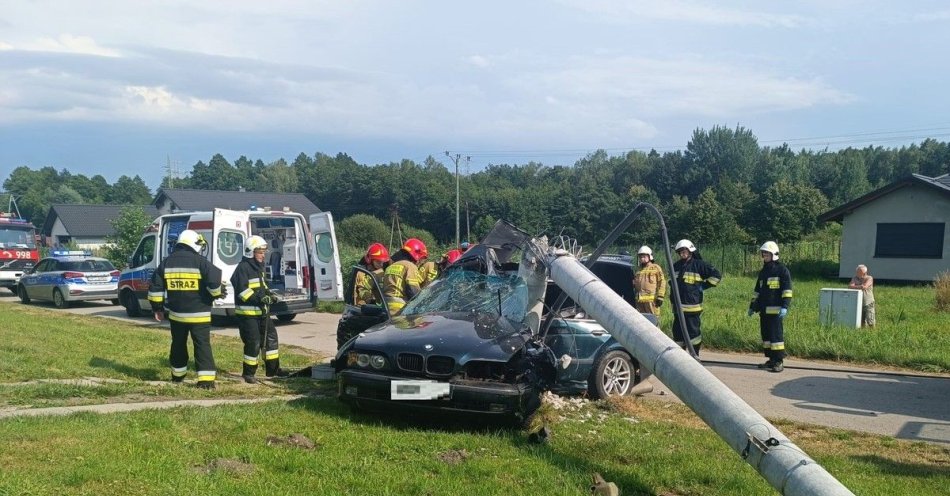 zdjęcie: Chełmek. Zdarzenie drogowe. Kierowca BMW wypadł z jezdni i uderzył w słup elektryczny / fot. KMP w Oświęcimiu