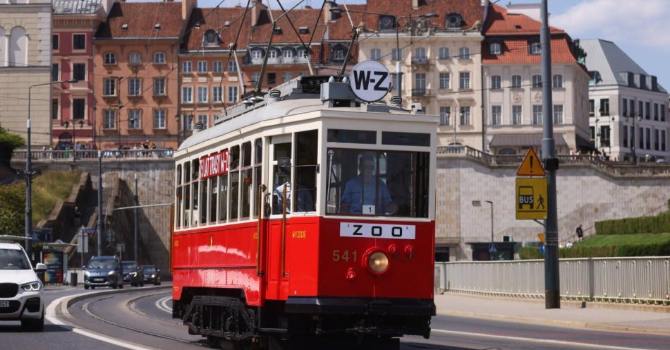 zdjęcie: W Warszawie przejażdżki zabytkowymi pojazdami Trasą W-Z i Łazienkowską / fot. PAP