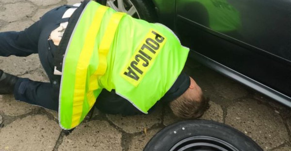 zdjęcie: Policjanci pojechali na interwencję, podczas której pomogli wymienić oponę / fot. KMP w Gdyni