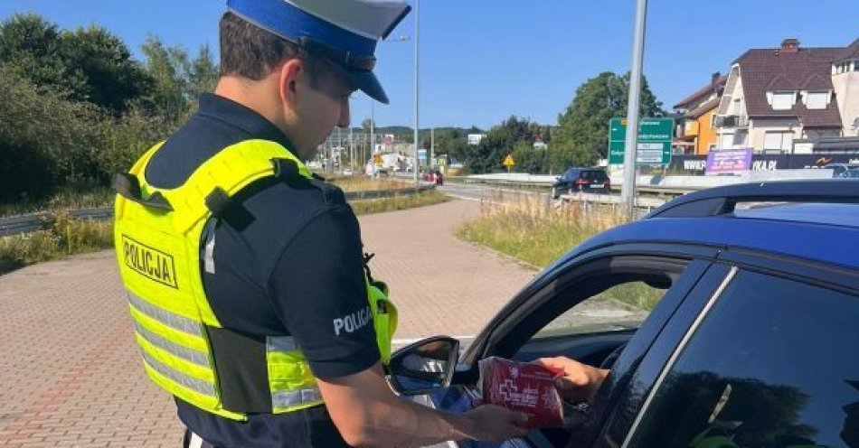 zdjęcie: Policjanci zachęcają do bezpiecznej jazdy i przekazują apteczki samochodowe / fot. KMP w Gdyni