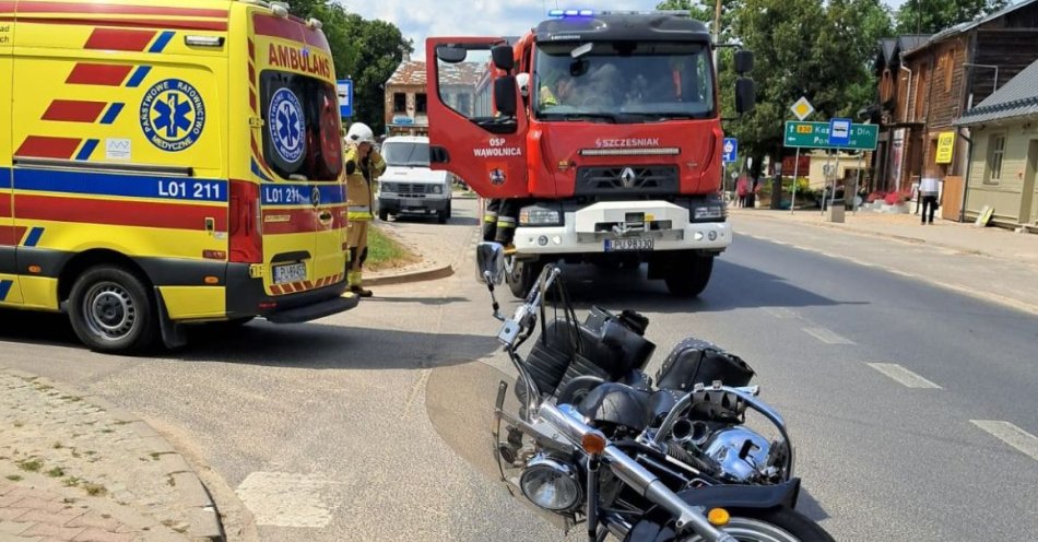 zdjęcie: Zderzenie osobówki z motocyklem w Wąwolnicy / fot. KPP Puławy