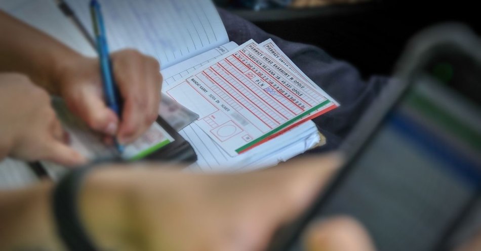 zdjęcie: Kierował autobusem i rozmawiał przez telefon - policjanci dotarli do nieodpowiedzialnego kierowcy / fot. KPP Krosno Odrzańskie