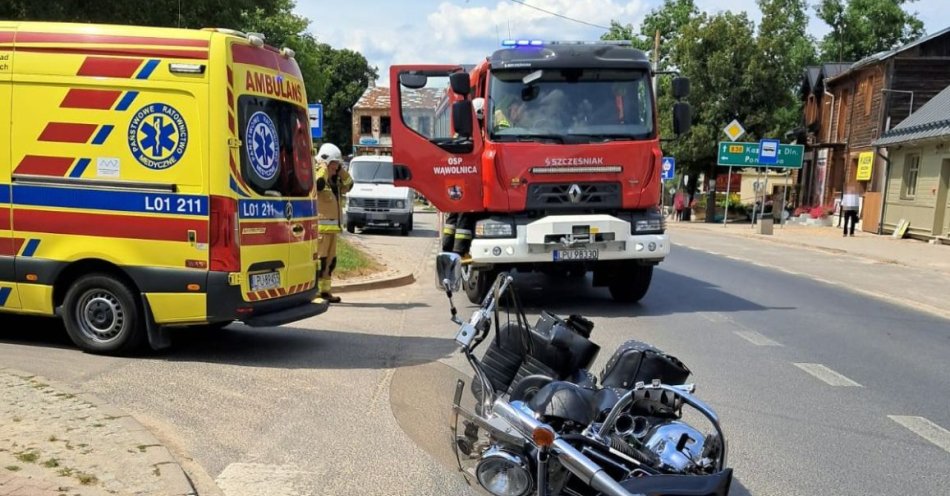 zdjęcie: Zdarzenie z udziałem osobówki i motocykla w Wąwolnicy / fot. KPP Puławy