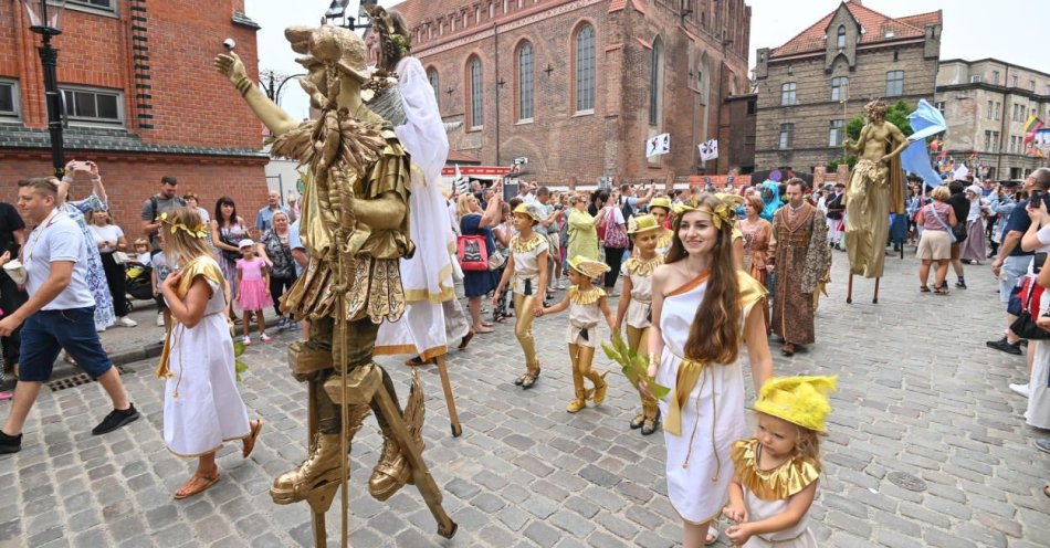 zdjęcie: Mieszkańcy, turyści i sprzedawcy oceniają rozpoczęty w sobotę 764. Jarmark św. Dominika / fot. PAP