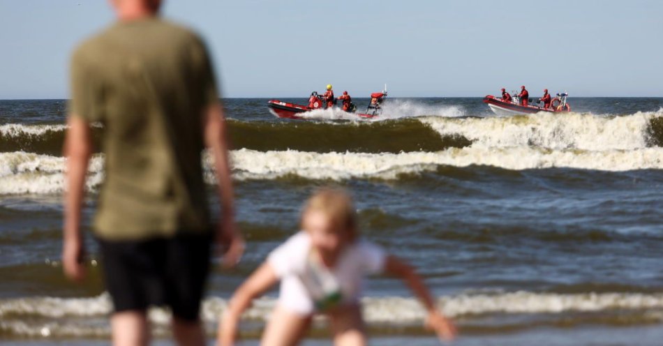 zdjęcie: Akcja ratunkowa na morskim kąpielisku w Międzyzdrojach / fot. PAP