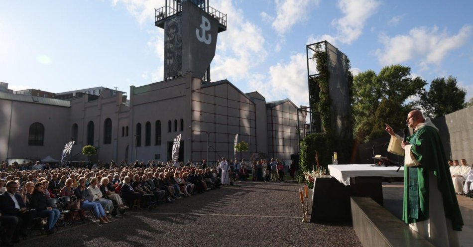 zdjęcie: Powstańcy warszawscy uczą miłości aż po popiół / fot. PAP