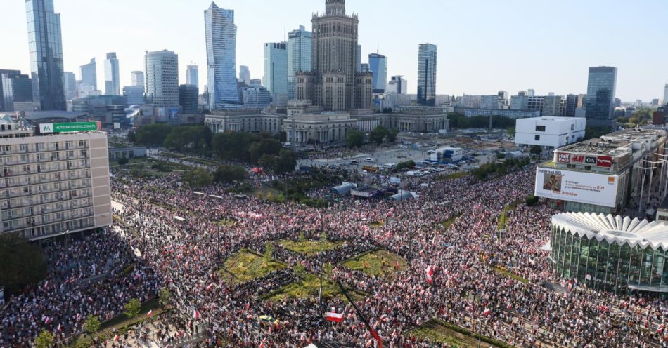 zdjęcie: Stolica oddała hołd powstańcom warszawskim w godzinę 