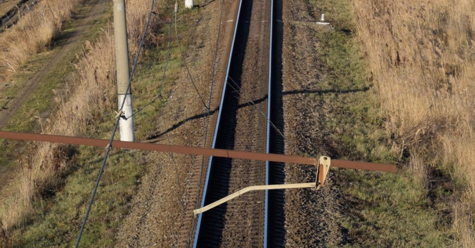 zdjęcie: Drzewo na sieci trakcyjnej zatrzymało ruch pociągów między Bąkowcem a Garbatką Letnisko / v36300402