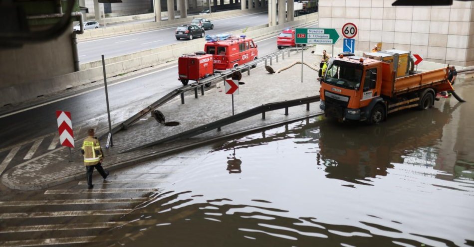 zdjęcie: Zamknięta dla ruchu ulica Cierlicka; wciąż nieprzejezdna S8 i tunel przy lotnisku na trasie S2 / fot. PAP