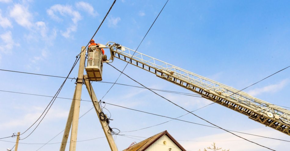 zdjęcie: Zerwane dachy i linie energetyczne, powalone drzewa; 148 interwencji strażaków po burzach / v3142176n