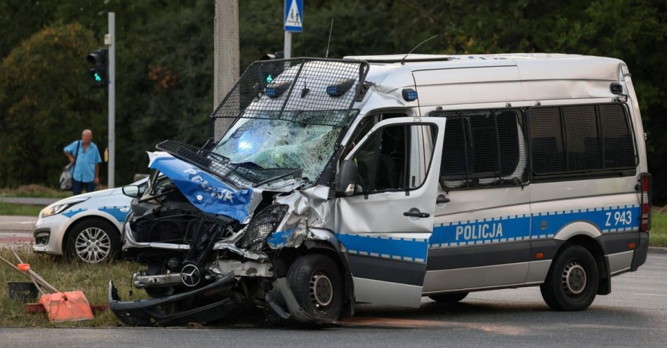 zdjęcie: Betoniarka zderzyła się z radiowozem, 8 policjantów trafiło do szpitali / fot. PAP