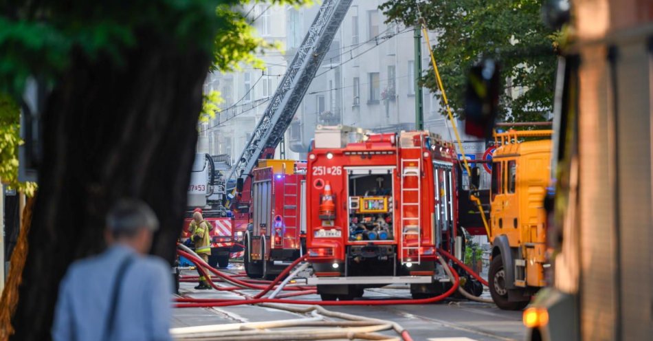 zdjęcie: Dwóch strażaków zginęło dzisiaj w trakcie akcji gaśniczej w Poznaniu / fot. PAP