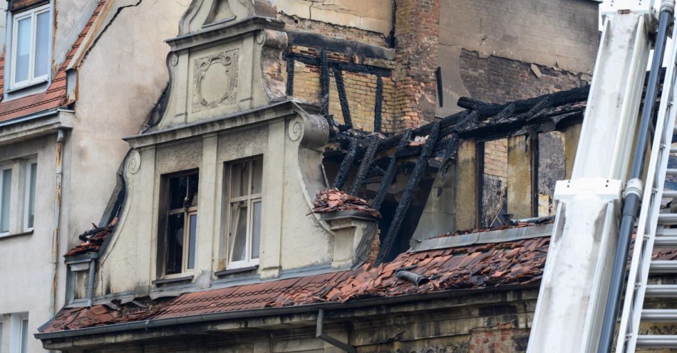 zdjęcie: W wyniku pożaru i wybuchu w kamienicy zginęło dwóch strażaków / fot. PAP