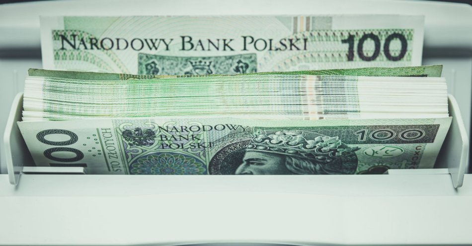 zdjęcie: Zabrali pieniądze pozostawione w bankomacie / v24532596