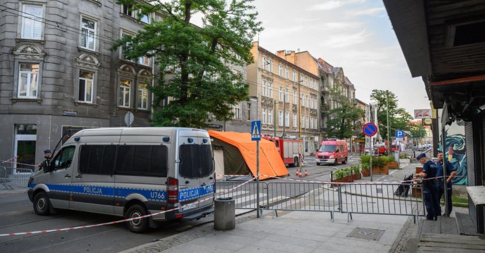 zdjęcie: Ewakuacja mieszkańców budynku przy ul. Kraszewskiego 13 / fot. PAP