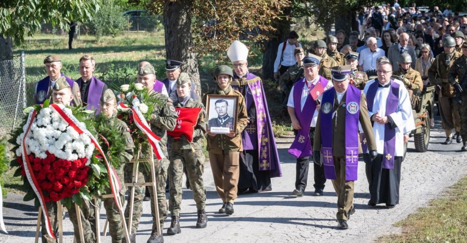 zdjęcie: Płk W. Sobociński znów znalazł się na ziemi, o którą walczył / fot. PAP