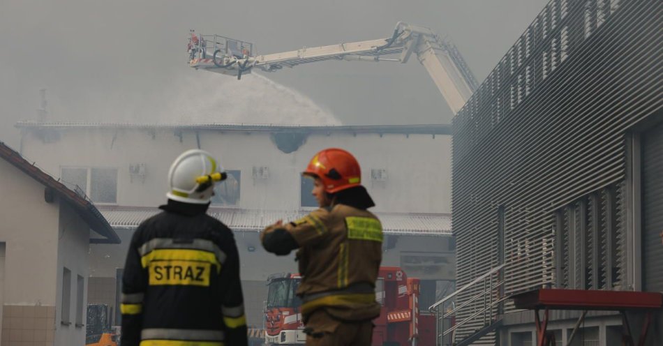 zdjęcie: Według biegłego pożar hal w Malcu powstał od pioruna / fot. PAP