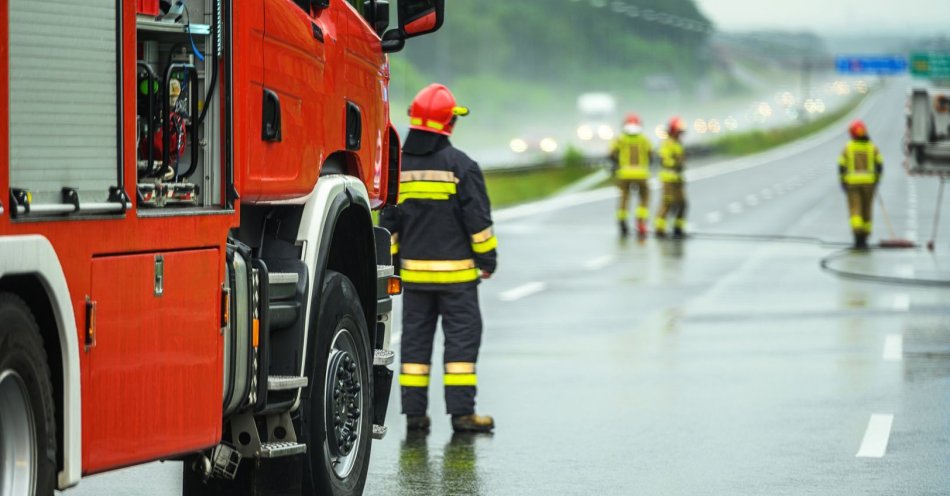 zdjęcie: Po pożarze ciężarówki zablokowana autostrada A1 w kierunku Łodzi / v24632029