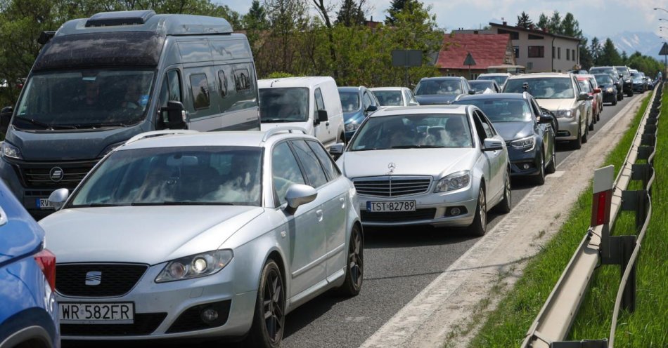 zdjęcie: W sześciu największych miastach rejestruje się niemal połowę nowych aut w Polsce / fot. PAP