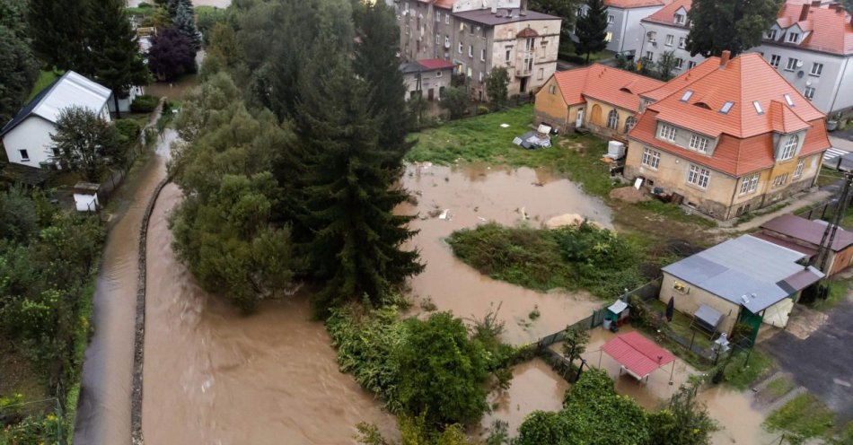 zdjęcie: Kolejne ewakuacje, stany alarmowe przekroczone na 59 wodowskazach - stan na godz. 21 / fot. PAP