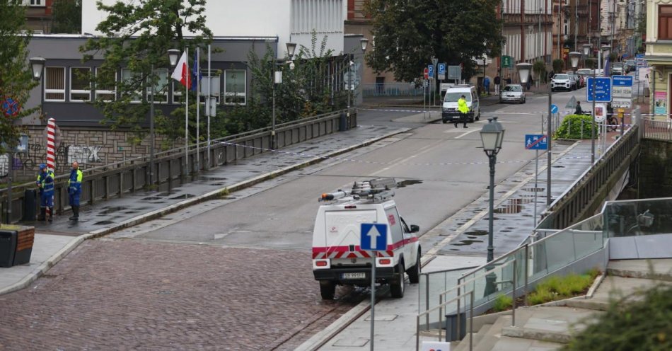 zdjęcie: Mosty graniczne w centrum Cieszyna są już przejezdne / fot. PAP