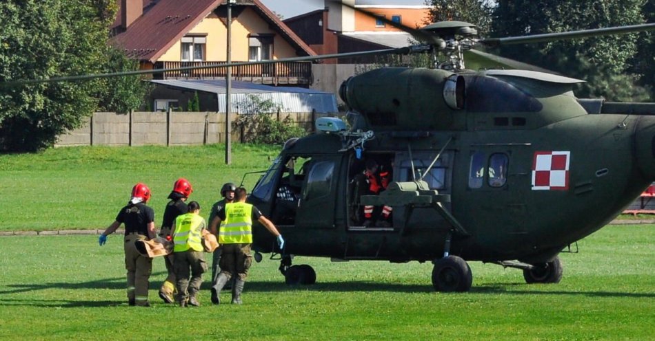 zdjęcie: Strażacy i wojsko prowadzą ewakuację ZOL-u w Paczkowie / fot. PAP