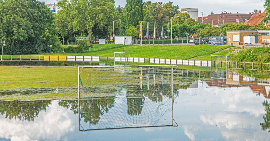 zdjęcie: Ucierpiało już ponad sto klubów / v17096270