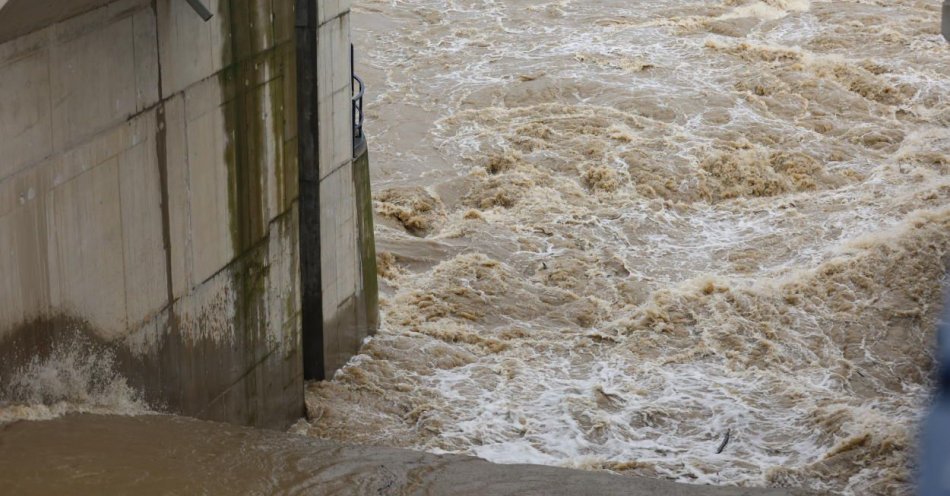 zdjęcie: Zbiornik Racibórz Dolny stabilizuje poziom wód – sytuacja hydrologiczna w rzekach poprawia się / fot. PAP