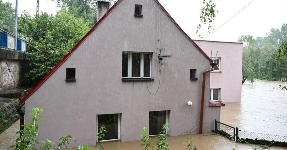 zdjęcie: GINB wydał wytyczne dotyczące powrotu do budynków zalanych w wyniku powodzi / fot. PAP