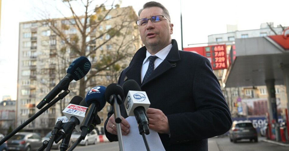 zdjęcie: Czarnek: PiS składa projekt ustawy ws. obniżenia VAT-u i akcyzy na paliwo / Warszawa, 09.03.2026. Poseł Prawa i Sprawiedliwości, kandydat ugrupowania na premiera Przemysław Czarnek na konferencji prasowej przy jednej ze stacji paliw koncernu Orlen w Warszawie, 9 bm. (amb) PAP/Marcin Obara