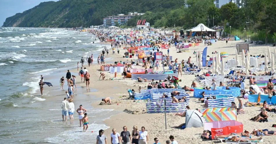zdjęcie: Można wchodzić do wody na prawie wszystkich bałtyckich kąpieliskach / Międzyzdroje, 16.08.2025. Wakacyjni turyści i urlopowicze na plaży nad Bałtykiem w Międzyzdrojach, 16 bm. w trwający słoneczny długi weekend. Dzisiaj temp. maksymalna do 22 st. C. (mb/dw) PAP/Marcin Bielecki