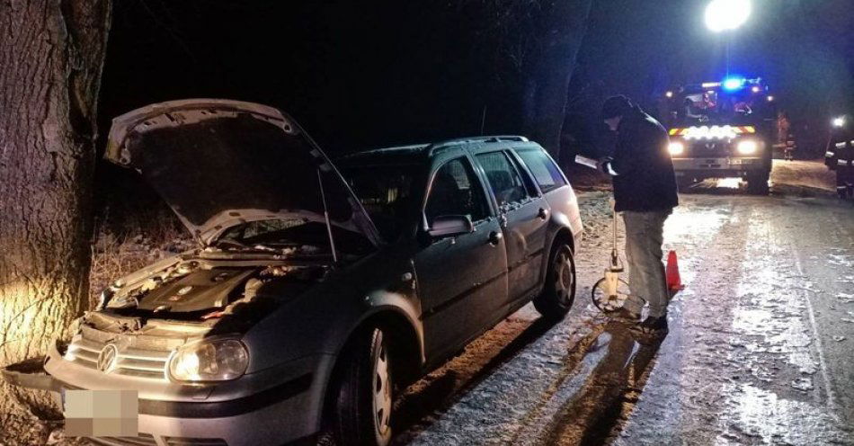 zdjęcie: Podczas wyprzedzania doprowadził do kolizji. Kierowca VW uderzył w drzewo / fot. KPP w Kwidzynie