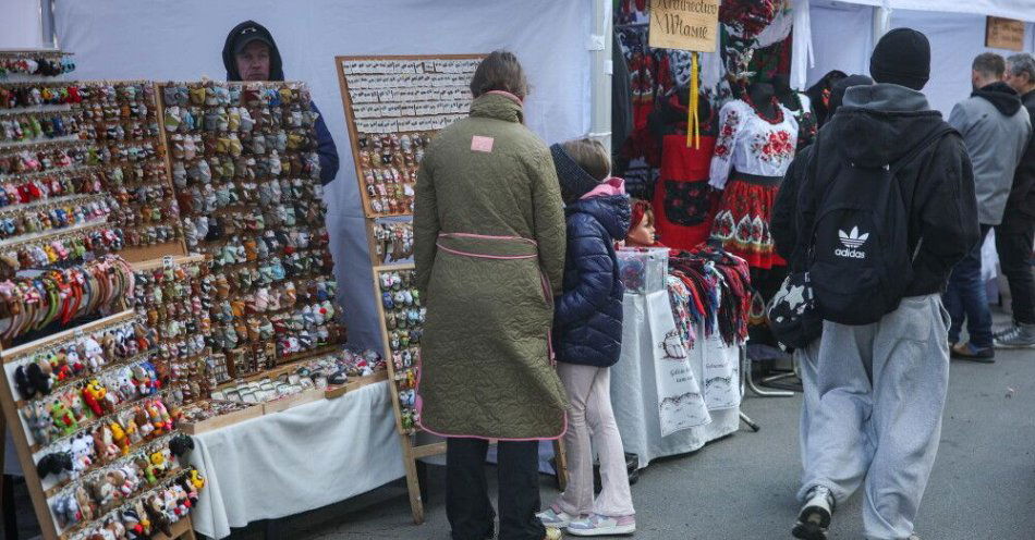 zdjęcie: Kraków: wiele osób odwiedza jarmark Emaus na Salwatorze / Kraków, 06.04.2026. Wielkanocny odpust Emaus powrócił w rejon Klasztoru Norbertanek w Krakowie, 6 bm. Doroczne wydarzenie, organizowane w Wielki Poniedziałek, to nie tylko kramy z regionalnymi produktami i smakołykami, ale też warsztaty i koncert. (sko) PAP/Łukasz Gągulski