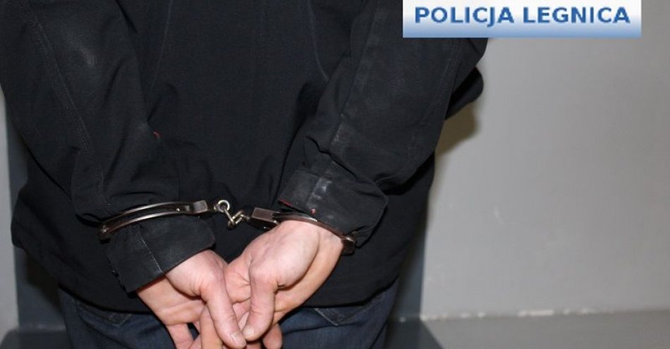 zdjęcie: Zatrzymany kilka minut po zdarzeniu sprawca rozboju / fot. KMP w Legnicy