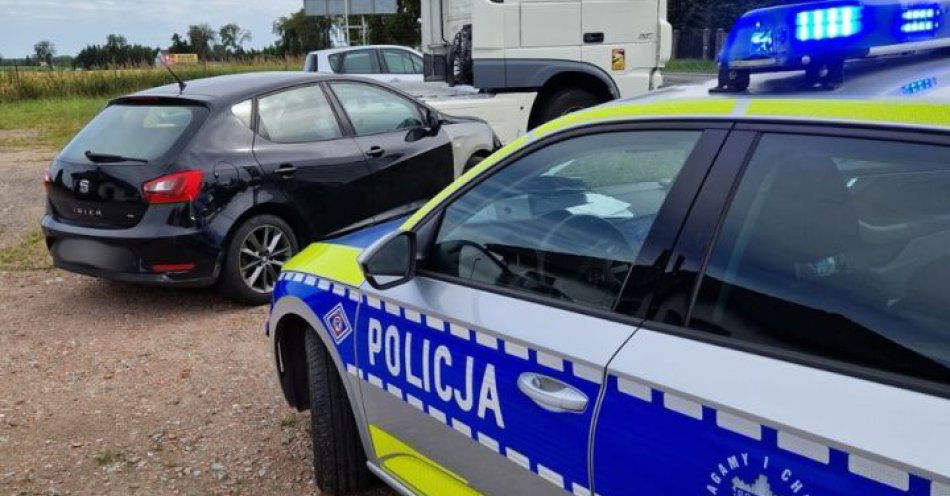 zdjęcie: Cofając wjechał na chodnik i uderzył w hulajnogi, jadąc na parkingu przy plaży uderzył w inne auto / fot. KPP Wągrowiec