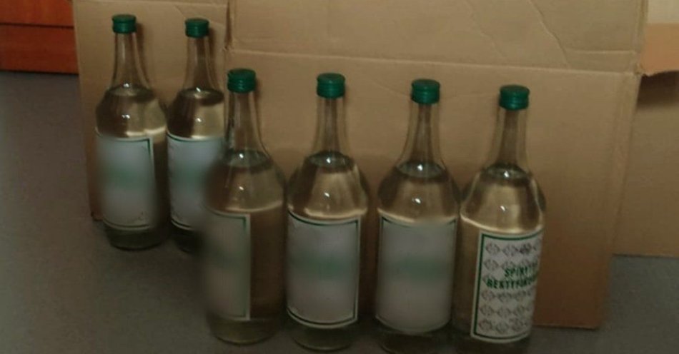 zdjęcie: Podszywał się pod brata, a w bagażniku wiózł alkohol bez akcyzy / fot. KPP Strzelce Opolskie