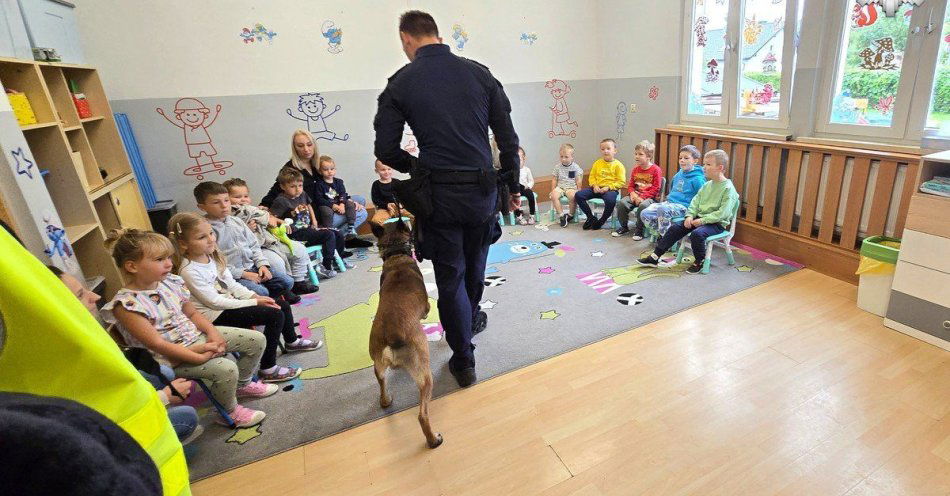 zdjęcie: Pies służbowy i policjant uczą bezpieczeństwa w Bieruniu / fot. KPP w Bieruniu