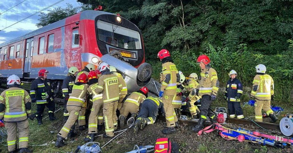 zdjęcie: Nie żyje drugi pasażer samochodu, który nad ranem zderzył się z pociągiem w Barcicach Górnych / fot. PAP