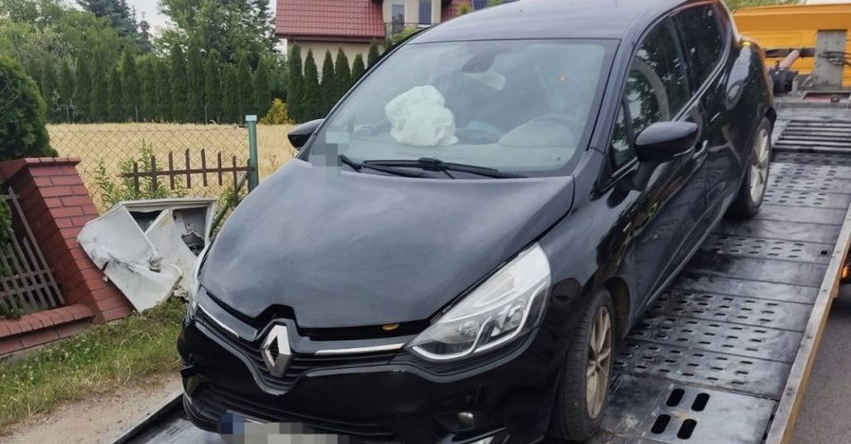 zdjęcie: Nietrzeźwy kierowca z zakazem prowadzenia pojazdów uderzył w skrzynkę elektryczną i ogrodzenie posesji / fot. KMP w Koninie