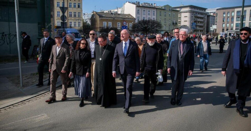 zdjęcie: Miasto uczciło krakowskich Żydów – ofiary likwidacji getta / Kraków, 15.03.2026. Metropolita krakowski kard. Grzegorz Ryś (3L), sekretarz stanu w KPRP Wojciech Kolarski (C) oraz przewodnicząca Gminy Wyznaniowej Żydowskiej w Krakowie Helena Jakubowicz (2L) na Marszu Pamięci, 15 bm. w Krakowie. Marsz został zainaugurowany w latach 80. przez Stowarzyszenie Festiwal Kultury Żydowskiej i stał się oficjalną formą obchodów rocznicy likwidacji krakowskiego getta.  (ad) PAP/Łukasz Gągulski