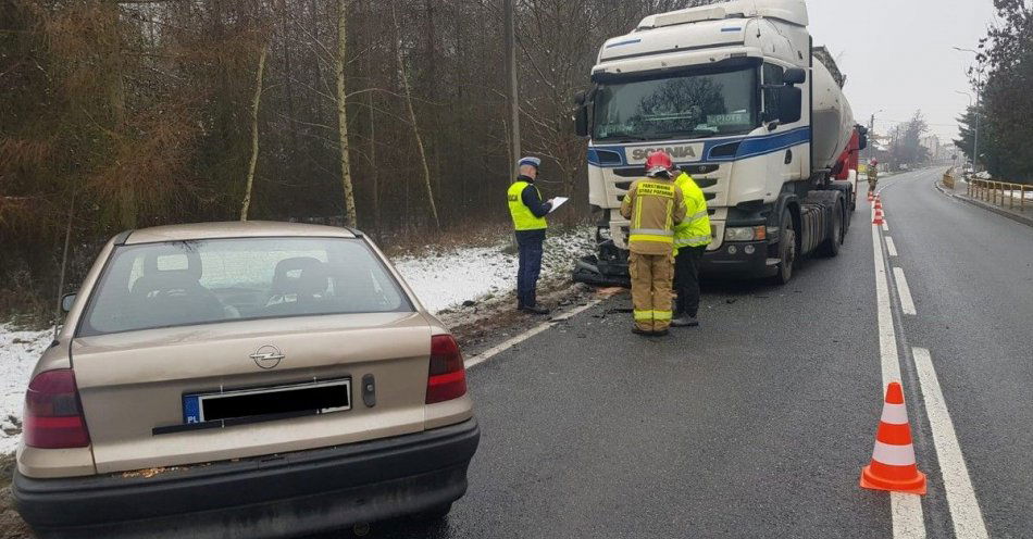 zdjęcie: Czołowe zderzenie osobówki z tirem / fot. KPP Mogilno